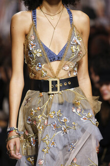 Details Christian Dior , Details Dior Fall 2018 Ready-to-Wear , Детали показа Кристиан Диор , Детали показа Диор осень зима 2018 , Fashion show , неделя моды в Париже , PFW , Мария Грация Кьюри , Mainstyles